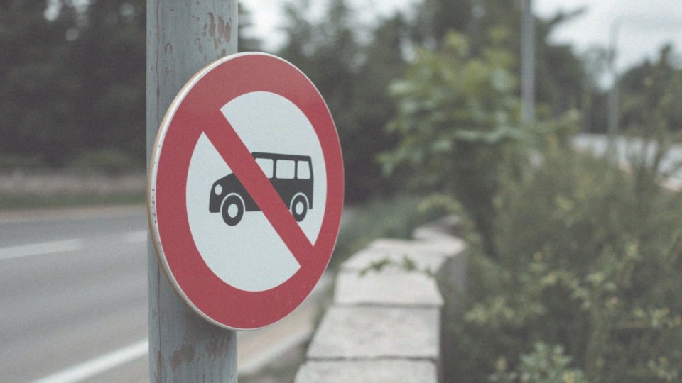 Jakie są główne cechy znaków zakazu?